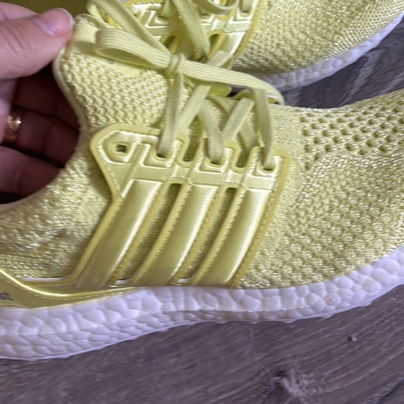 Brand New Women’s Adidas Ultra Boost Neon Yellow 5.0 Sneakers size 6.5 - Picture 5 of 13